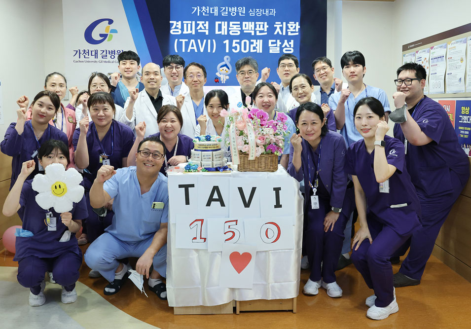 경피적 대동맥판 치환 150례 달성 단체사진-화이팅을 하고 있다
