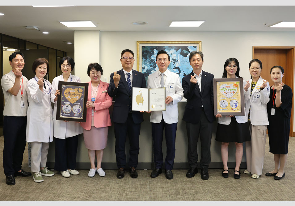 인천혈액원 감사장 전달 단체사진-손가락 하트를 하고있다